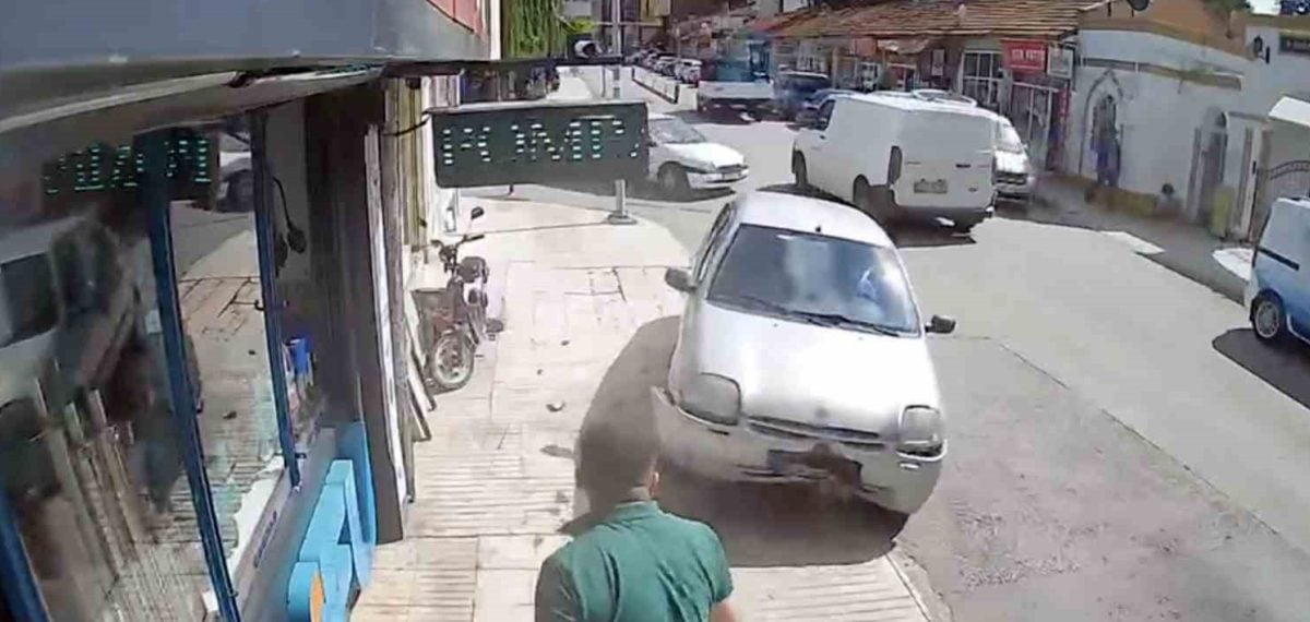 Çorum’da kontrolden çıkan otomobil kaldırımdaki dubalara çarptı, işçi kıl payı kurtuldu