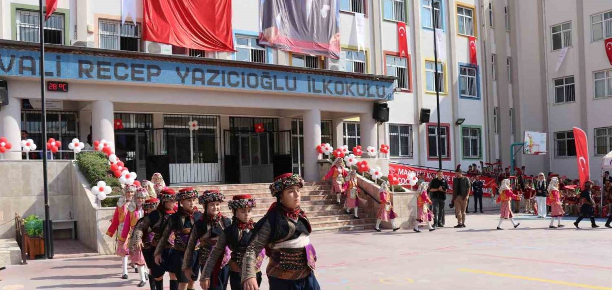 Denizli’de 2026-2027 eğitim yılı törenle başladı, 190 binden fazla öğrenci dersbaşı yaptı