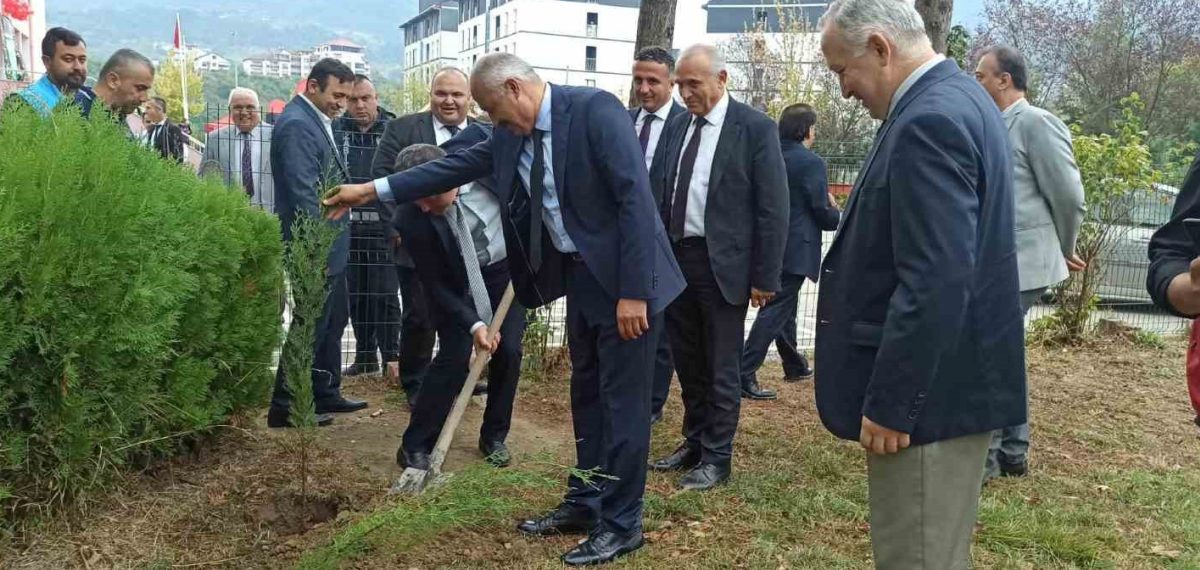 Devrek’te İlköğretim Haftası kutlamaları başladı, okulda tören ve ağaç dikimi yapıldı
