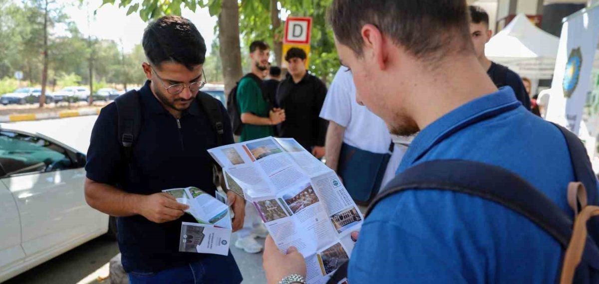 Dicle Üniversitesi önünde Büyükşehir Belediyesi öğrenciler için hoş geldin standı açtı