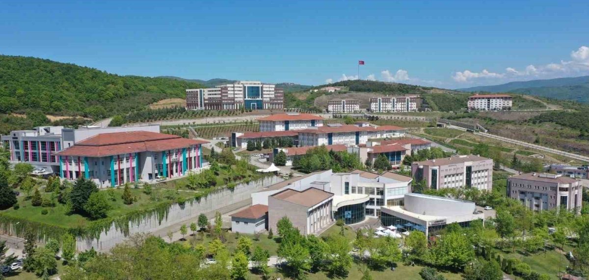 Düzce Eğitim Fakültesi mezunları AGS’de Türkiye dereceleri elde etti