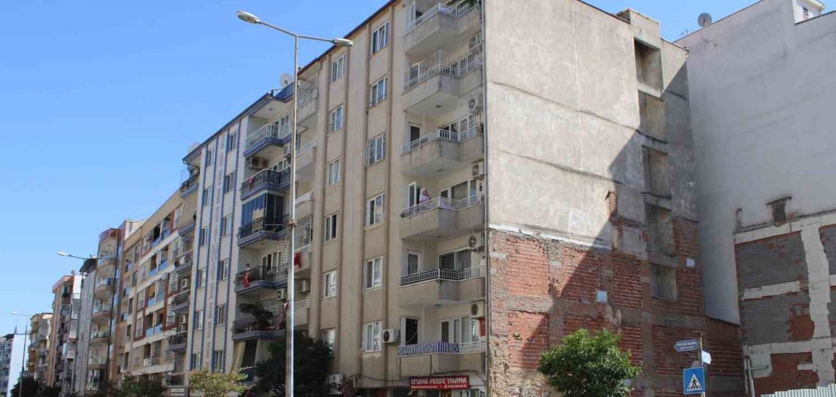 Efeler’de doğal gaz kaçağı paniği: 6 katlı bina tahliye edildi