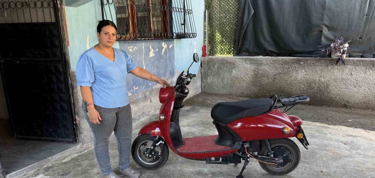 Ehliyetsiz 16 yaşındaki sürücü motosiklete çarptı, anne ve iki çocuğu yaralandı