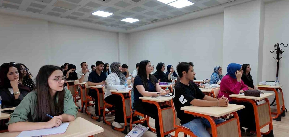 Elazığ Belediyesi ücretsiz YKS hazırlık kursunu başlattı öğrencilere kaynak desteği sağlandı