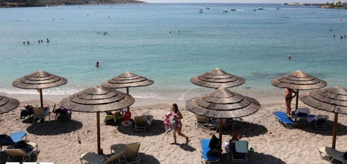 Elderly beachgoer dies after fight over reserved sunlounger in Athens