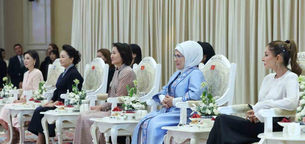 Emine Erdoğan, Bişkek’te lider eşleriyle Kırgız el sanatları sergisini ve çocuk konserini izledi