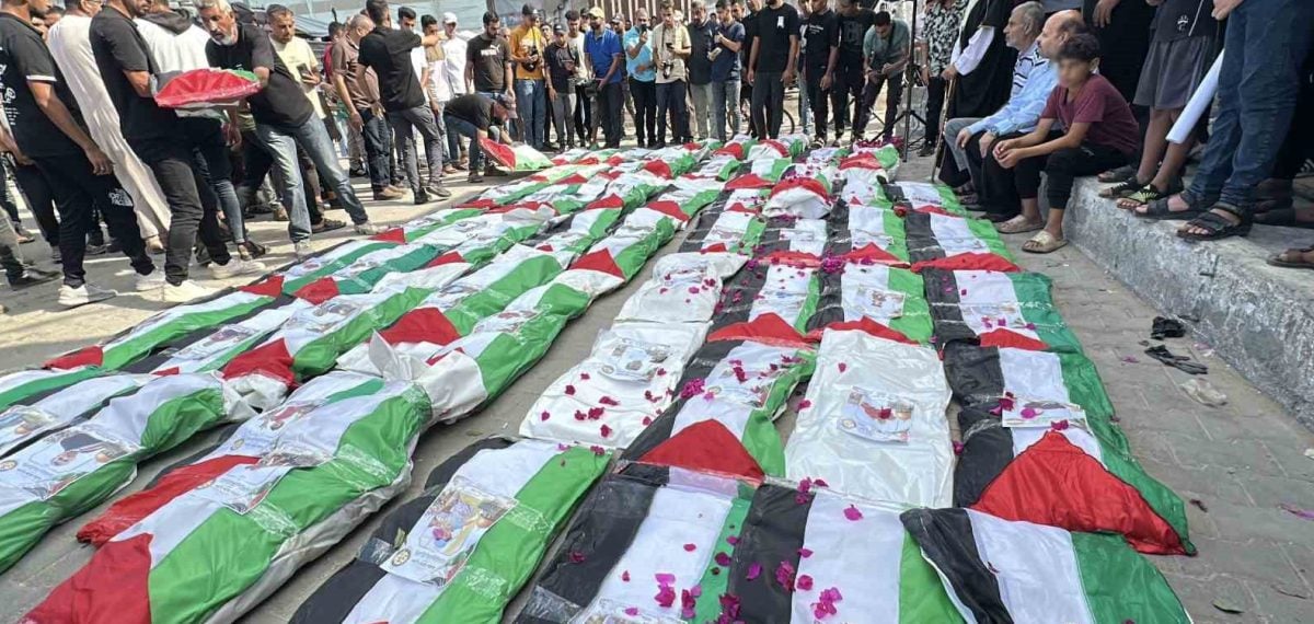 Enkazdan çıkarılan 100 Filistinli için Gazze’de toplu cenaze töreni düzenlendi