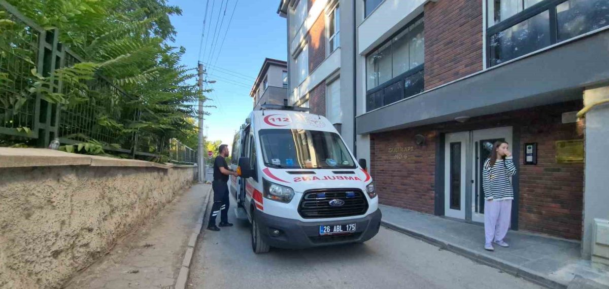 Eskişehir’de kavşakta çarpışan hafif ticari araç sürücüsü olay yerinden kaçtı