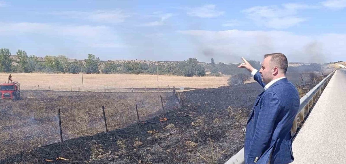 Ezine Belediye Başkanı’nın dikkatiyle yol kenarındaki otluk yangını büyümeden söndürüldü
