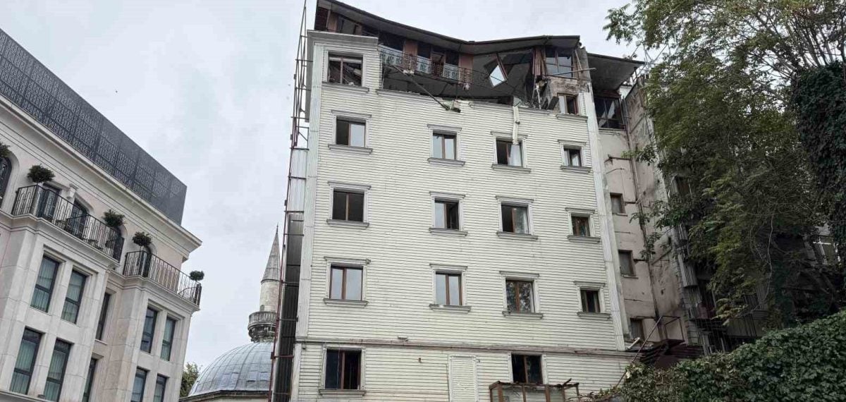 Fatih’te boşaltılan otelin çatısı yağmurda çöktü, 5 araç hasar gördü