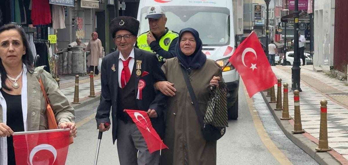 Gaziyi ambulansa alıp yürüyüşe devam ettiren polis ve 112 ekiplerinin duyarlılığı