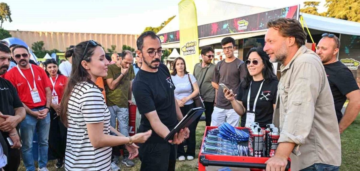Gençlerin karton tekneleri Kültürpark Gölü’nde Red Bull yarışına çıkıyor