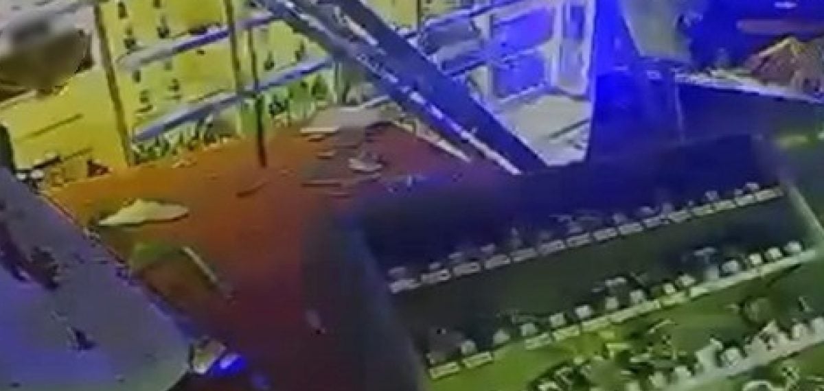 Geyve’de veresiye talebi reddedilen kişi kamyonuyla tekel bayisine daldı