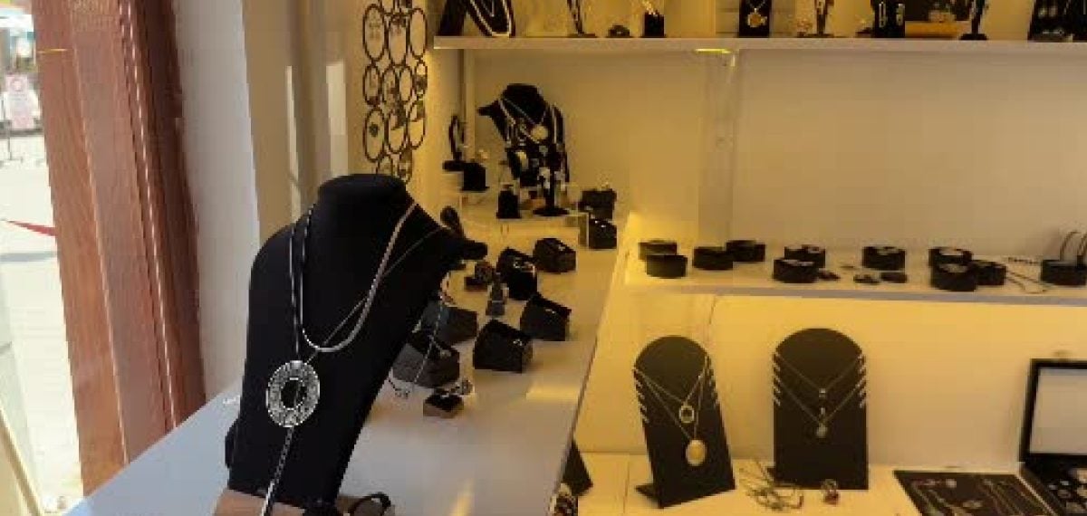 Gümüş ustası Dilek Altay atölyelerini büyüterek Akçakoca’da dükkan açtı