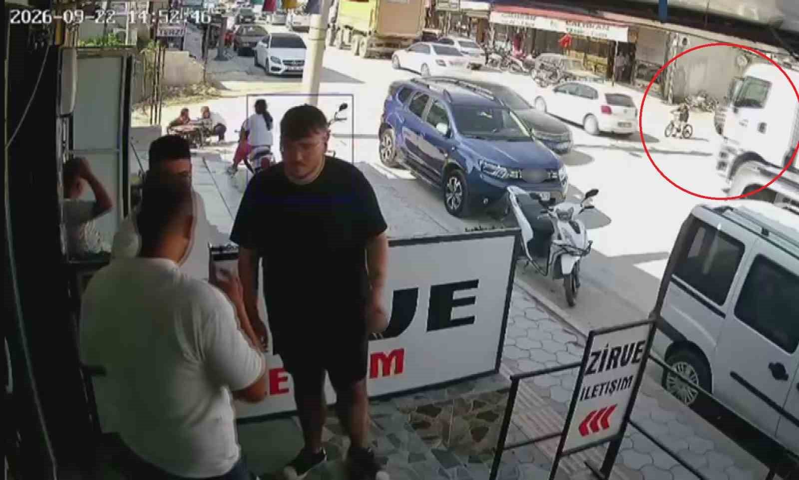 Hafriyat kamyonunun kör noktasında kalan bisikletli çocuk hafif yaralandı