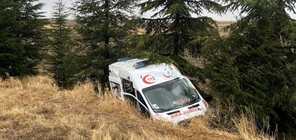 Han ilçesinden kent merkezine gidiyordu, ambulans kaza yaptı: 3 yaralı