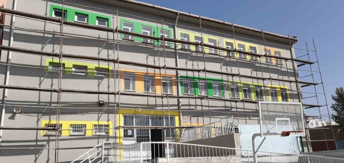 Hayırsever işadamı Özcan Çelikten 7 okula boya desteği sağladı