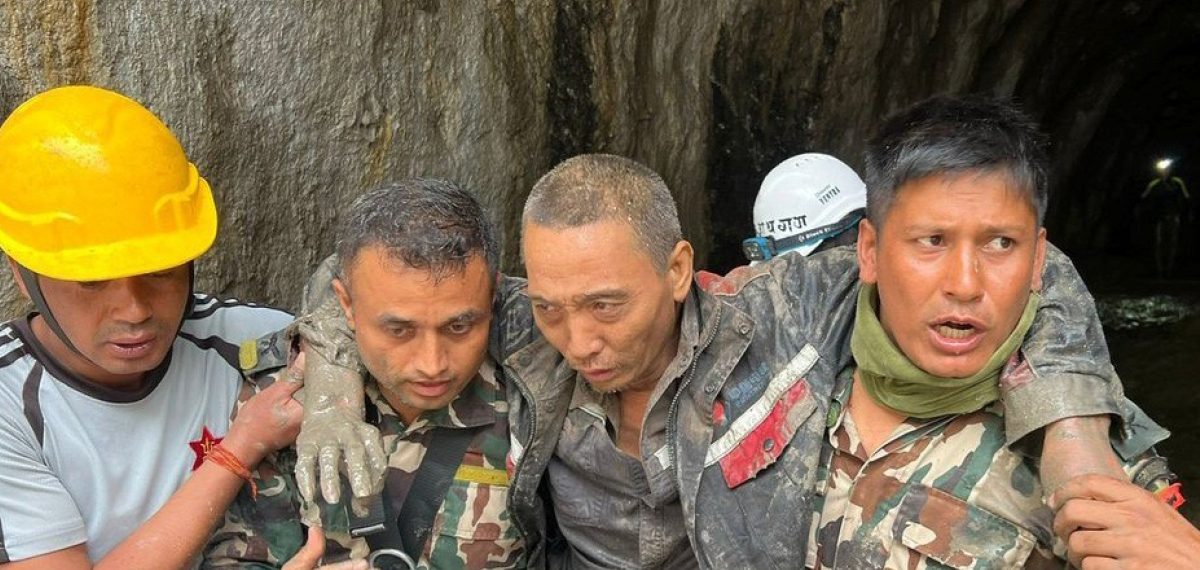 Hidroelektrik tünelinde mahsur kalan Çinli işçi 11 gün sonra sağ kurtarıldı