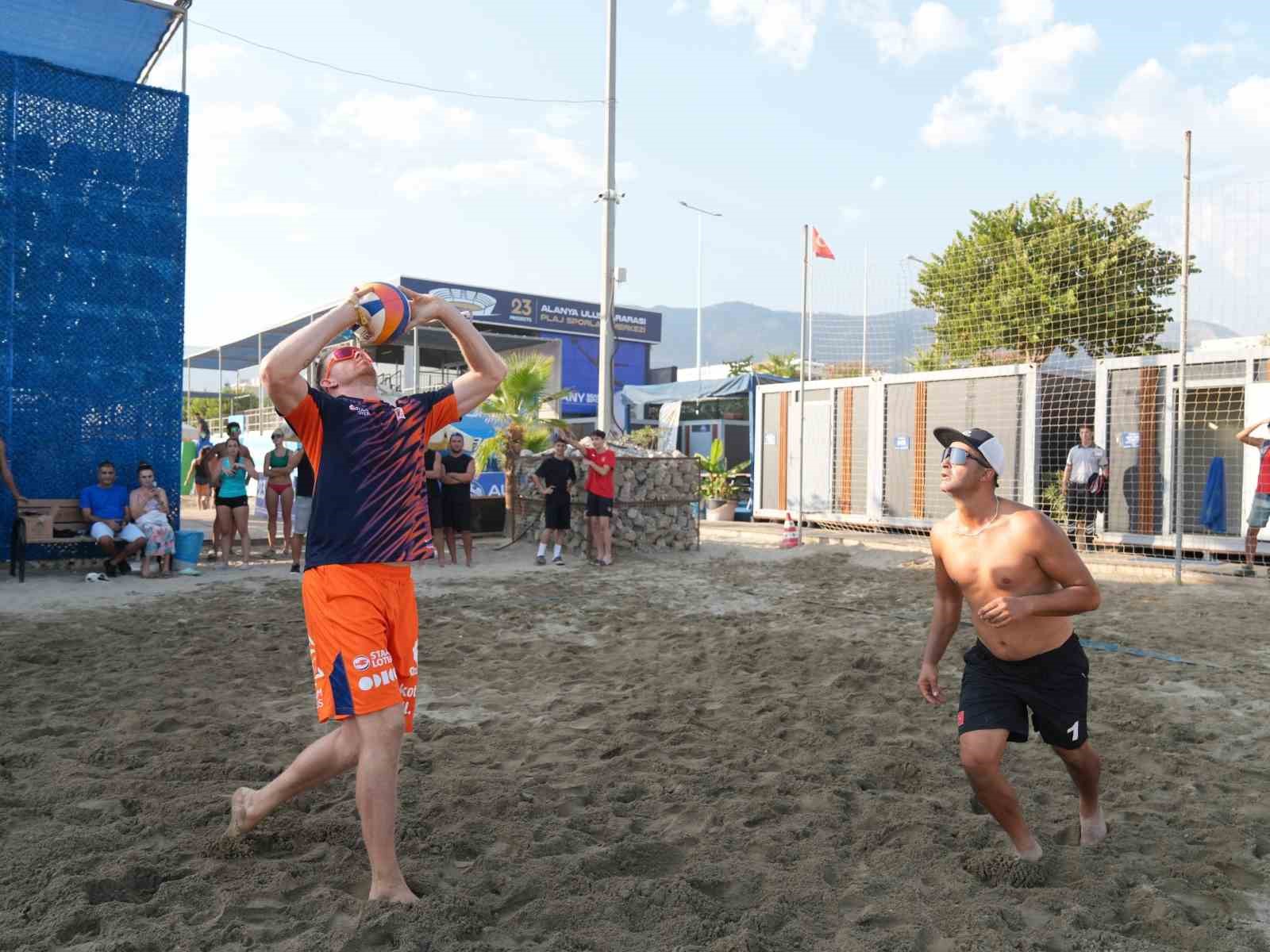 Hollandalı voleybolcular Stefan Boermans ve Katja Stam Alanya’nın spor turizmi yüzü oldu
