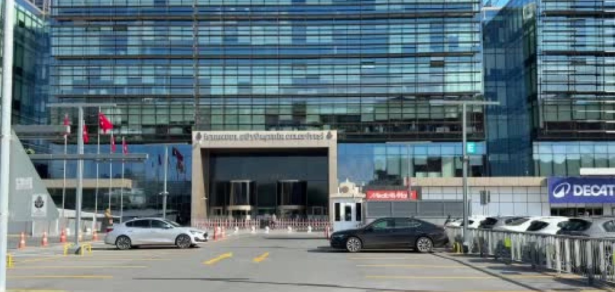 İBB’ye yönelik operasyonda 12 kişi gözaltına alındı, 2 kişi dışarıda