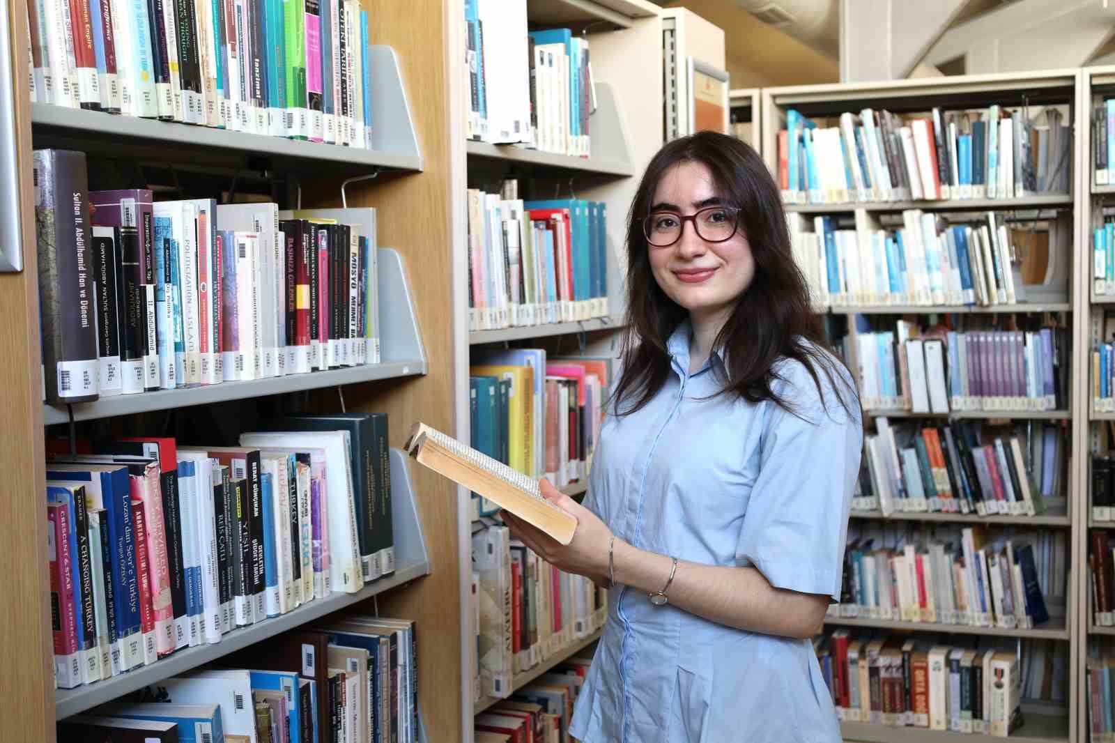 İEÜ mezunu Berra Okudurlar Avrupa’da şiir temalı makaleyle birinci oldu