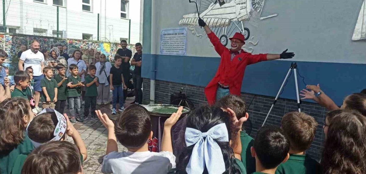 İlkadım İlkokulu’nda Uyum Haftası öğrencileri palyaço ve uzay temasıyla karşıladı