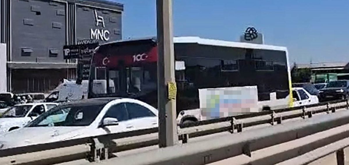 İnegöl girişinde zincirleme kaza: 2 otobüs ile 3 otomobil çarpıştı, 7 yaşındaki çocuk yaralandı