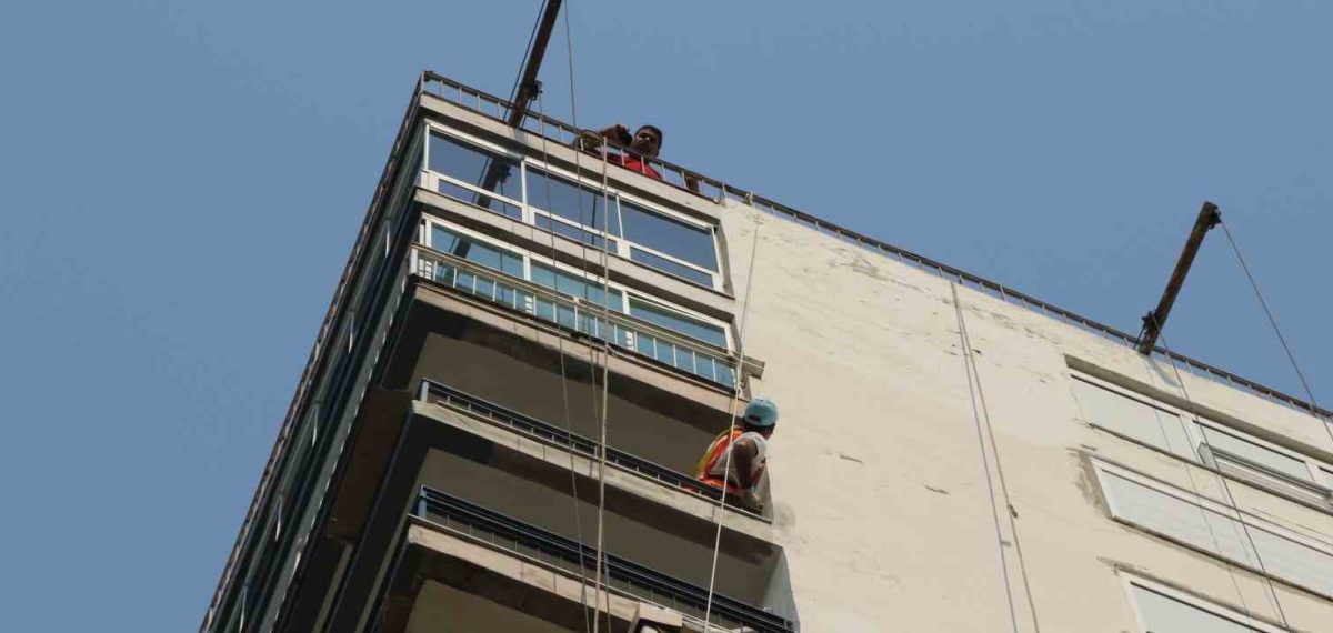 İskele kopunca 13. katta asılı kalan iki işçi balkon aracılığıyla kurtarıldı