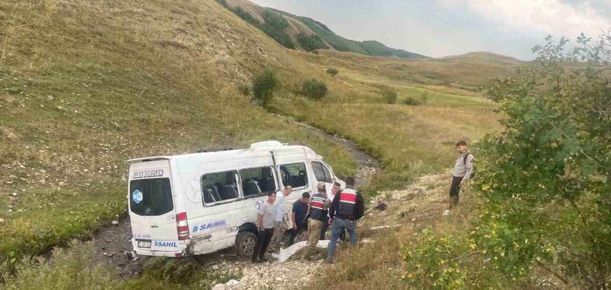 İspir’de minibüs şarampole devrildi, 1’i ağır 3 yaralı