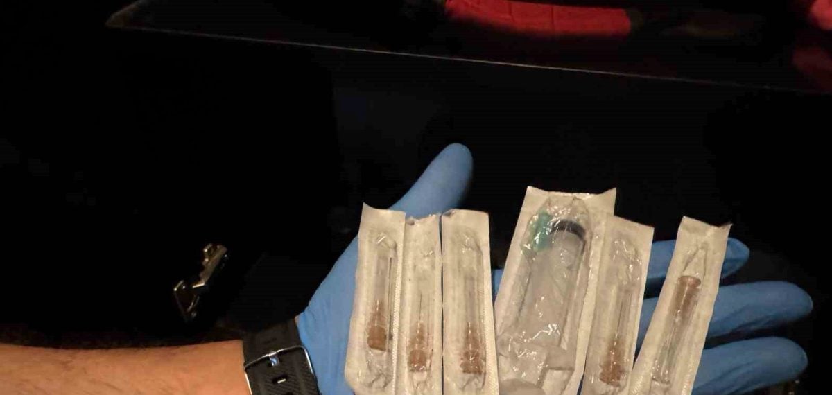 İstanbul merkezli operasyonda 26 gözaltı, 2 bin şişe kaçak alkol ele geçirildi