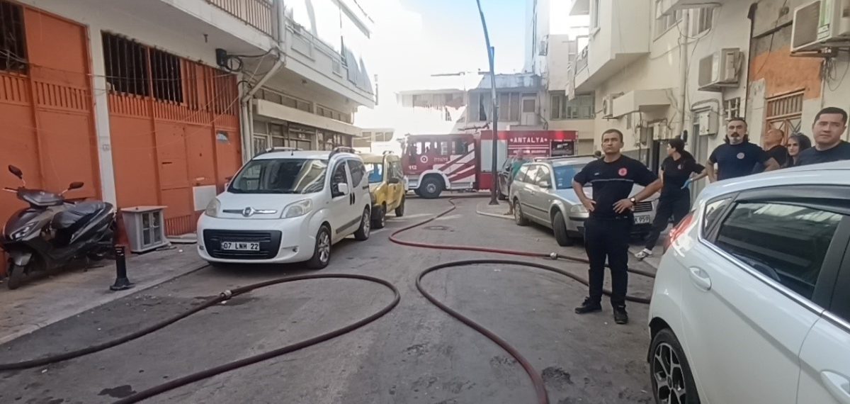 İtfaiyenin müdahalesi özel park ve dubalar nedeniyle binaya yanaşamadı