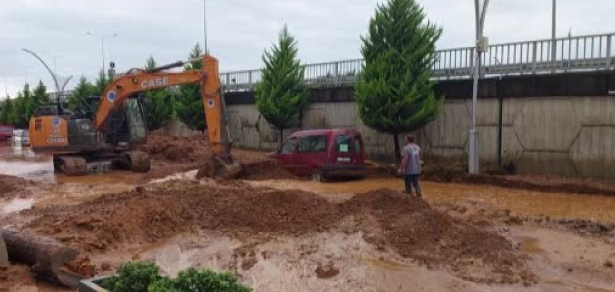 İyidere’de taşan dereler ilçe merkezini suyla doldurdu, çok sayıda araç etkilendi