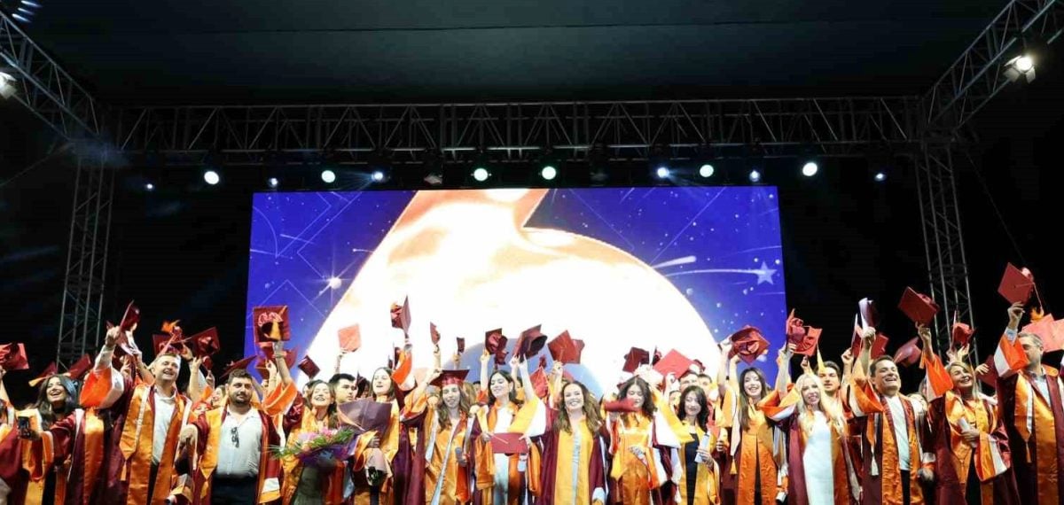 İzmir Ekonomi Üniversitesi’nde 144 lisansüstü mezununa diploma töreni ve üç tavsiye