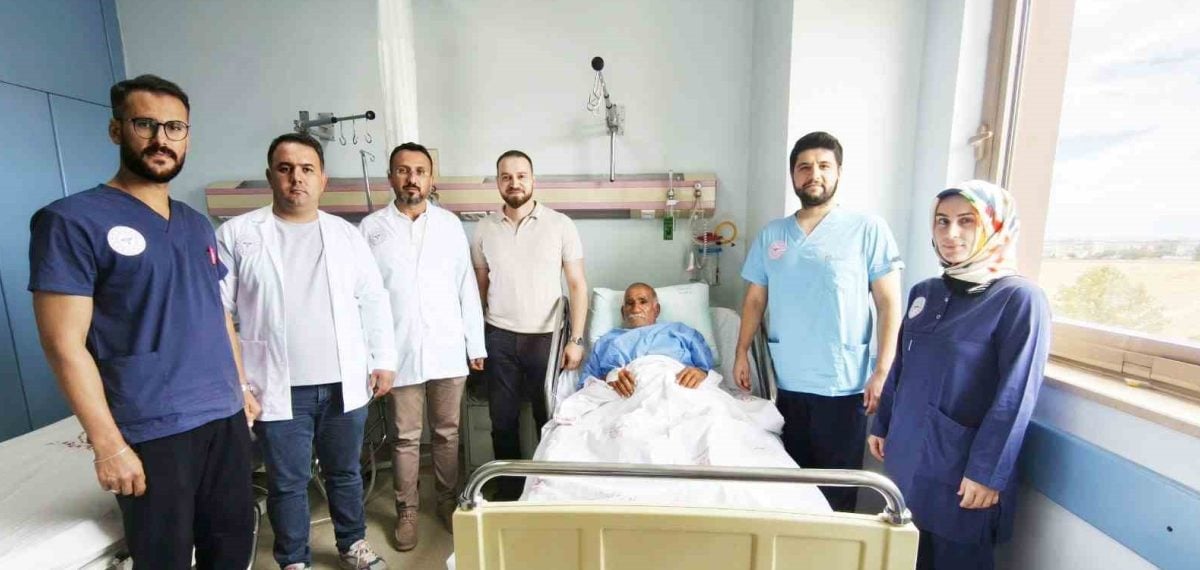 Kahta Devlet Hastanesi’nde mesaneden 42 taş çıkarılan başarılı prostatektomi