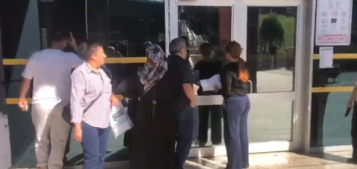 Kapı kapanınca sınavdan uzak kalan genç kızın gözyaşları sınav merkezinde