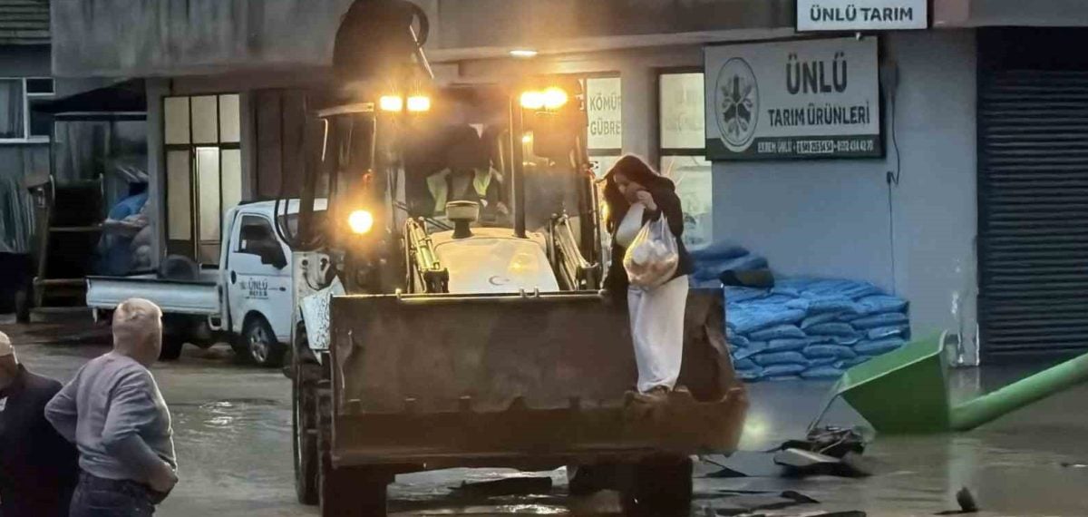 Karasu Darıçayırı’nda taşkın yaşamı felç etti, ekipler tahliyeyi sürdürüyor