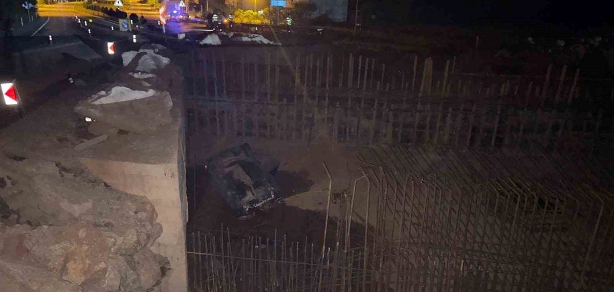 Karayolundaki alt geçit temel çukuruna düşen otomobilde 2 yaralı