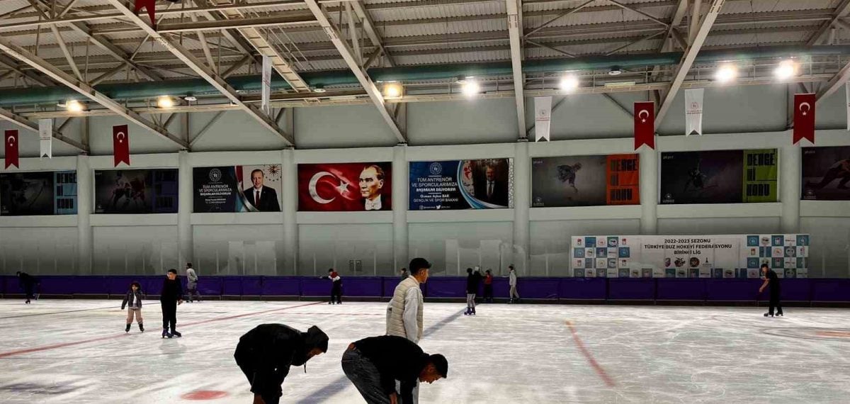 Kars Olimpik Buz Sporları Salonu halk seanslarıyla vatandaşları buluşturuyor