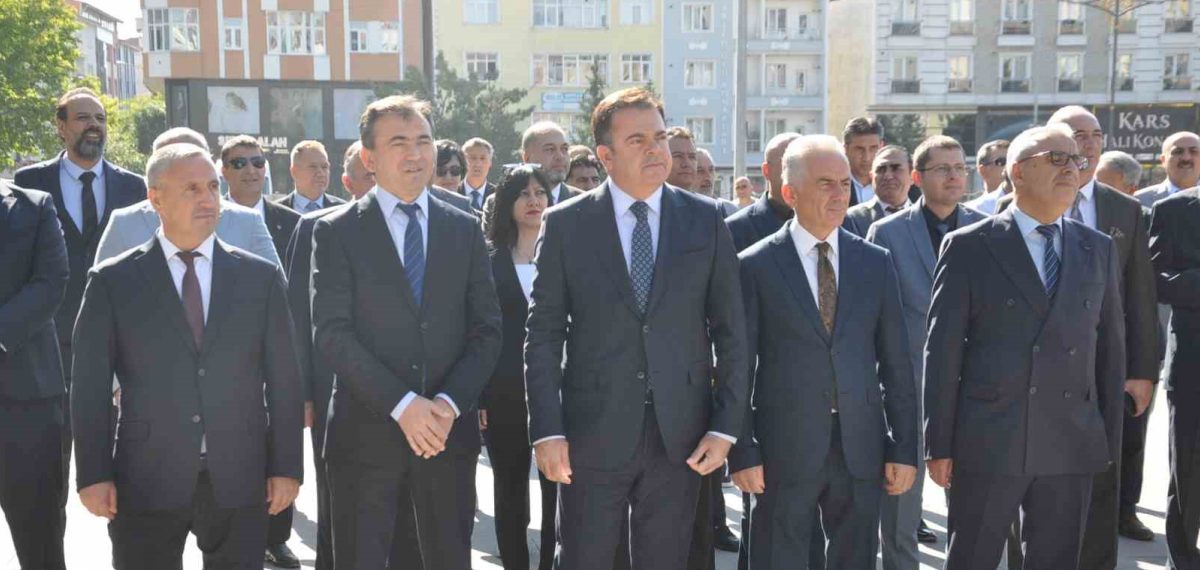 Kars’ta 2026-2027 eğitim yılı Atatürk Anıtı’na çelenk sunularak başladı