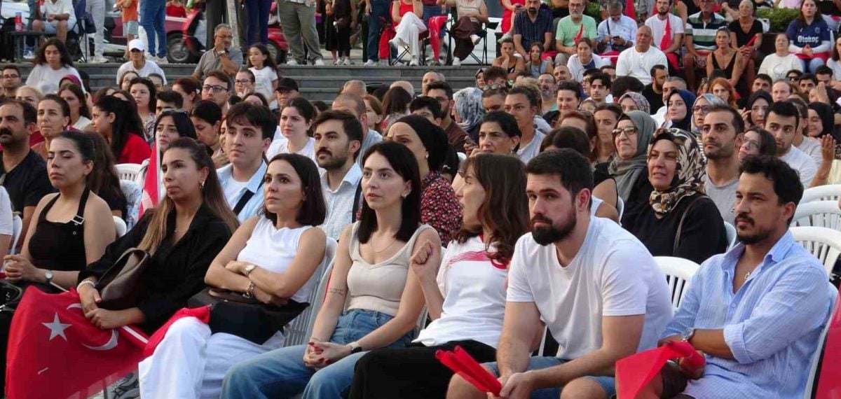Kartal’da meydan etkinliğinde Filenin Sultanları’na coşkulu destek