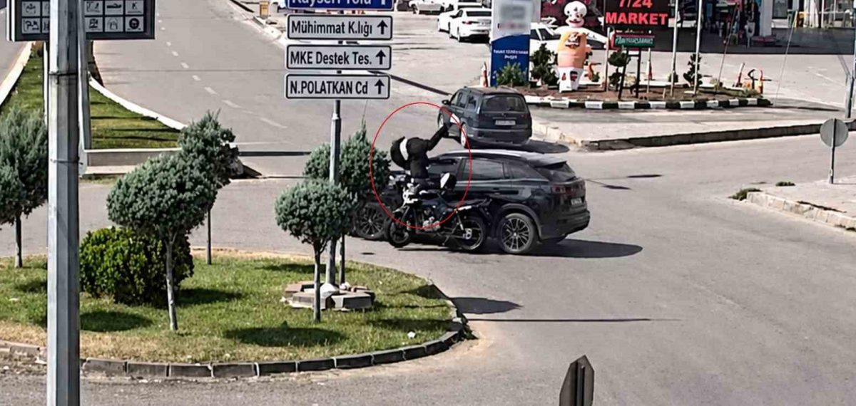 Kavşakta otomobille çarpışan motosiklet sürücüsü yola savruldu, yaralandı