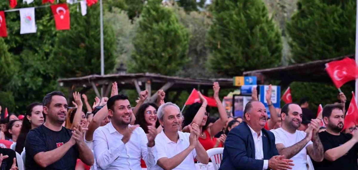 Kepez’de dev ekranda zafer coşkusu: Filenin Sultanları Avrupa şampiyonu oldu