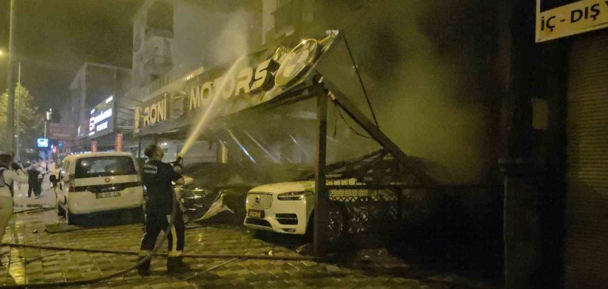 Kepez’de oto galeride çıkan yangın apartmana sıçradı, 4 araç zarar gördü