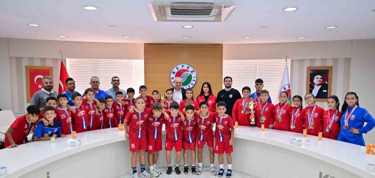 Kepez’in güreş ve futbol takımları namağlup şampiyonluğu Başkan Kocagöz’e taşıdı
