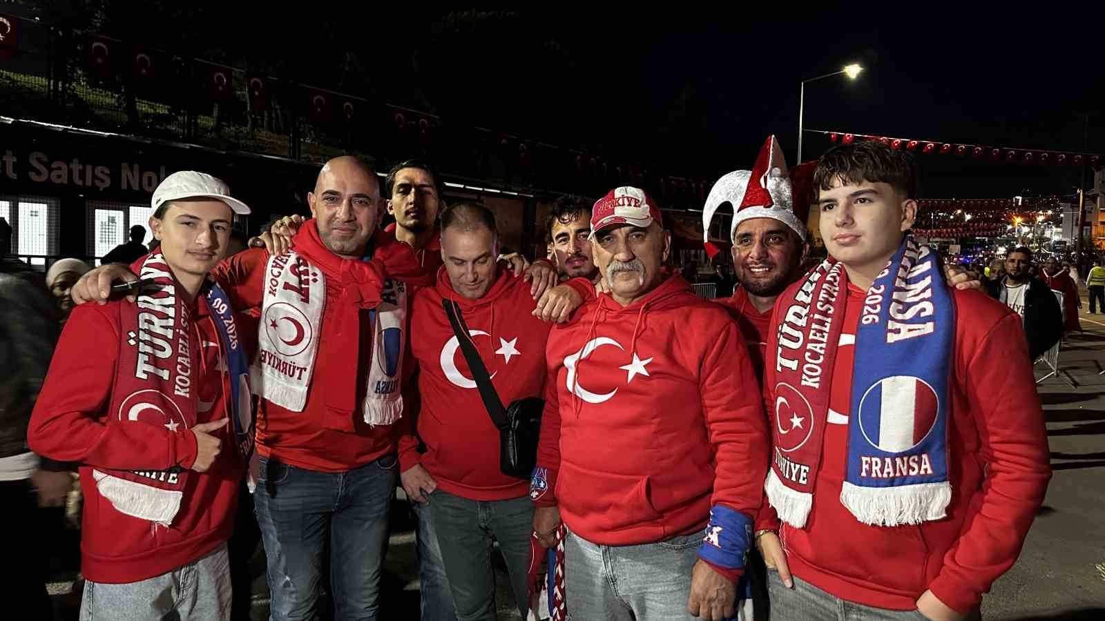 Kocaeli Stadyumu’nda Fransa maçı öncesi binlerce taraftar coşkusu
