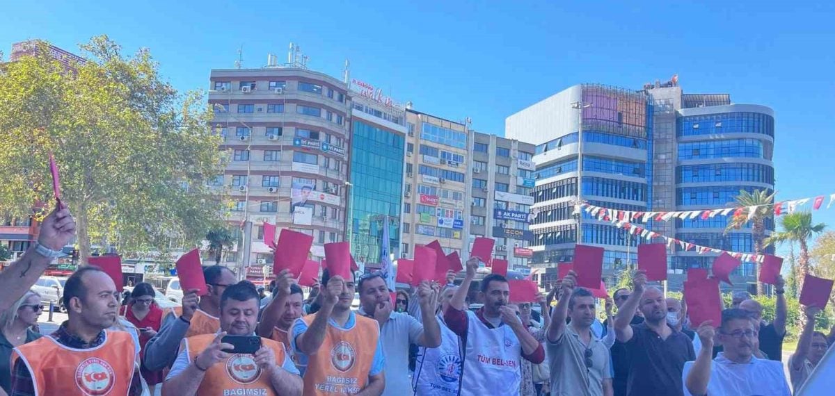 Konak Belediyesi işçileri geriye dönük ödemeler ve eksik TİS hakları için yönetime kırmızı kart gösterdi