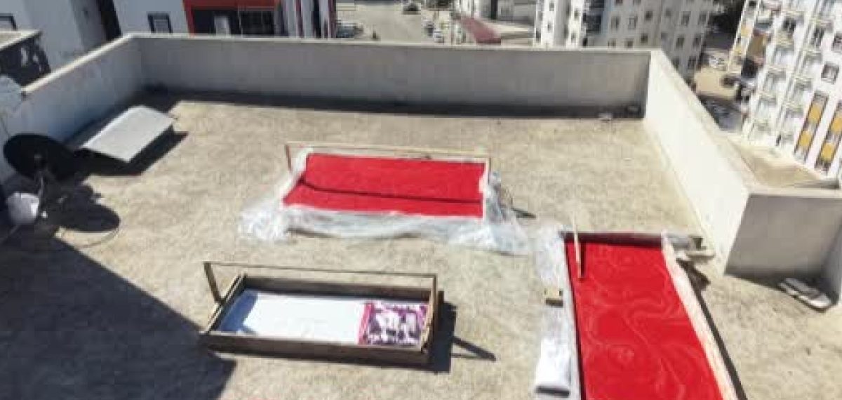 Kozan’da apartman damları kırmızıya büründü: Kadınlar imeceyle kışlık salça hazırlıyor