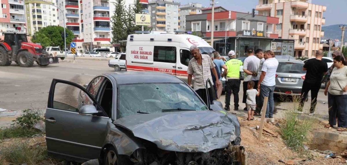 Kozan’da kavşak çarpışması: 4 kişi yaralandı, otomobil inşaat bahçesine girdi