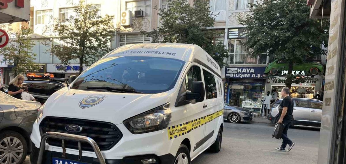 Küçükçekmece’de maskeli şüpheli gümüşçüye ateş açtı, kaçarken yakalandı