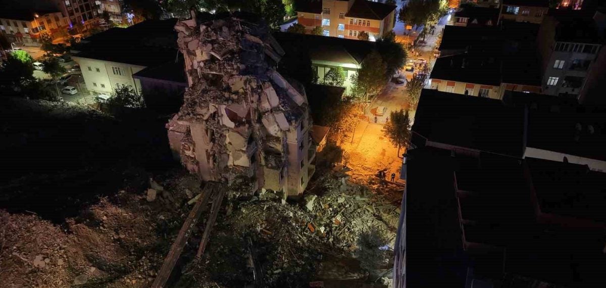 Küçükçekmece’de yıkımdan sonra bina bölümü çöktü, 3 kişi yaralandı